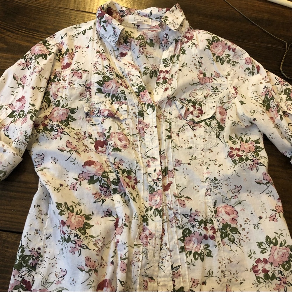 Floral cute button up top Med